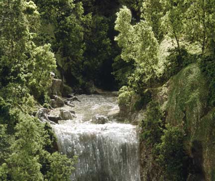 cascade r&eacute;alis&eacute;e avec un produit Woodland Scenics