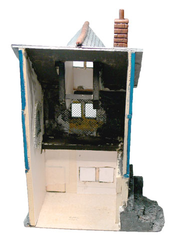 Maison de village des Nains de dos